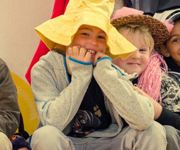 Kinder mit Hüten