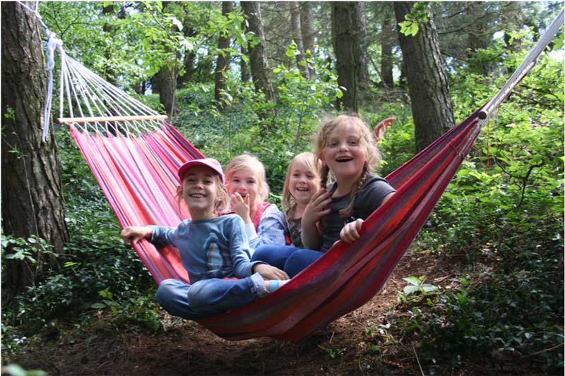 4 Kinder in einer Hängematte